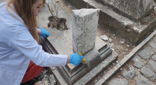 (ÖZEL) 19. yüzyıla ait tarihi mezar taşları onarıldı