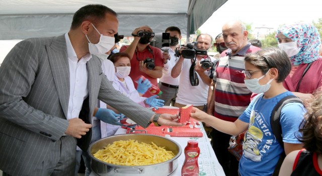 Patatesi ile meşhur Niğdede vatandaşlara patates kızartması dağıtıldı