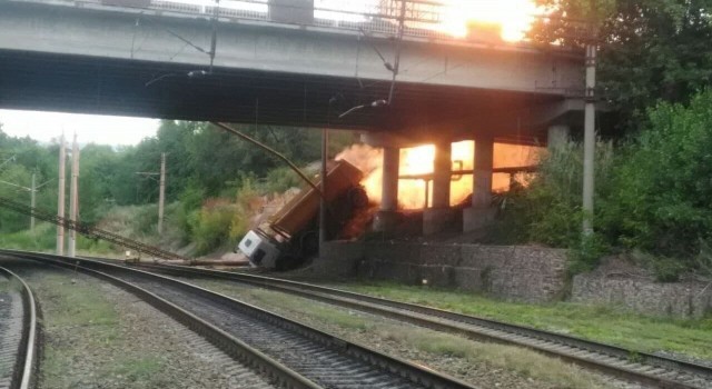 Rusyada köprüden düşen kamyon doğalgaz boru hattını patlattı