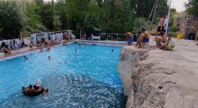 Sıcaktan bunalan vatandaşlar 400 yıllık ‘Keşişin Havuzuna akın etti