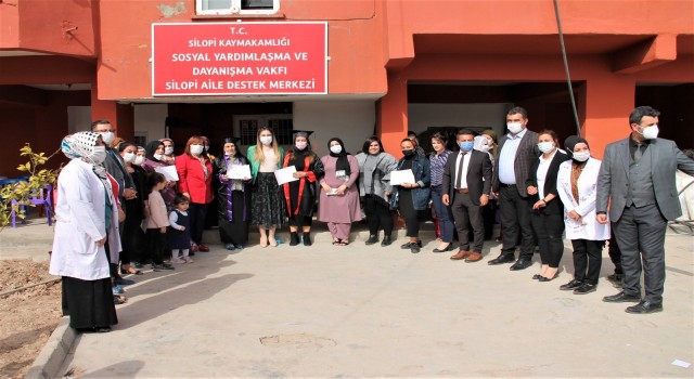 Silopi ADEM2de okuma-yazma öğrenen 25 kadına sertifikaları verildi