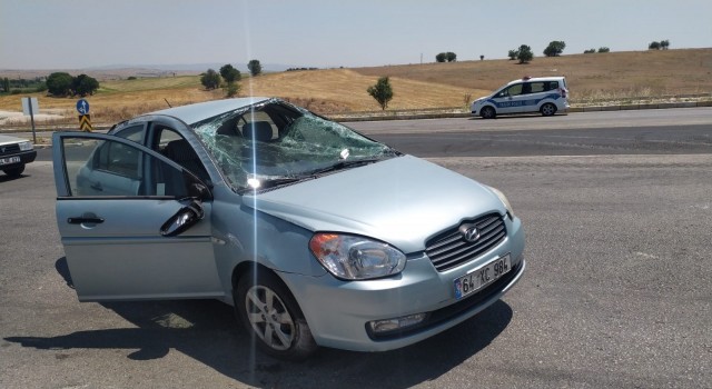Takla atan otomobil sürücüsü kazayı sıyrıklarla atlattı