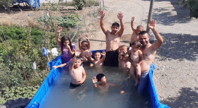 Traktör römorkunu havuza çevirdiler