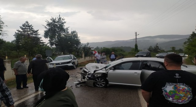 Türkeli-Ayancık yolunda kaza: 1i bebek 6 yaralı