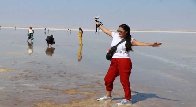 Tuz Gölünde yürüme turizmi bayramda da sahillerdeki yoğunluğu aratmadı