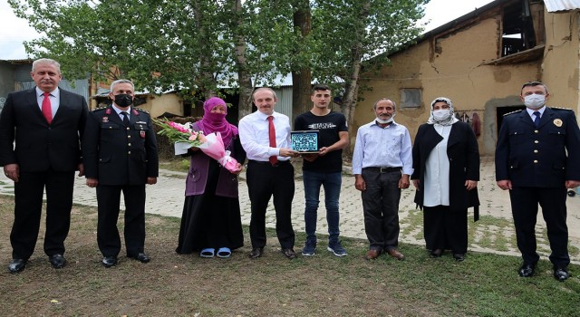 Vali Cüneyt Epcim, şehit ailesi ve 15 Temmuz gazisini ziyaret etti