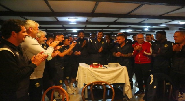 Yeni Malatyasporlu genç kaleciye doğum günü kutlaması