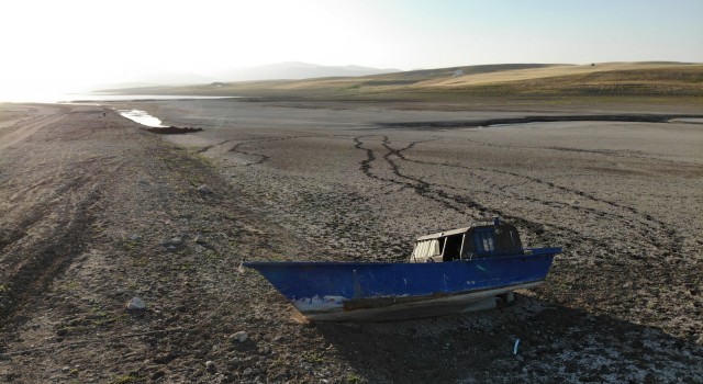 Alparslan-1 Barajında sular çekildi, kayıklar karaya oturdu