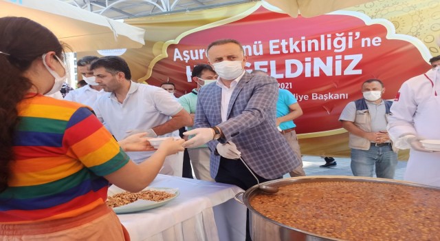 Bağcılarda 20 bin kap aşure ikram edildi