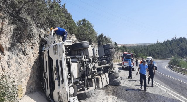 Bilecikte virajı alamayan tır devrildi