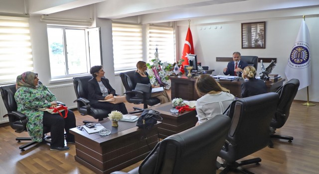 İyilik İçin Sanat Derneği yöneticileri Atatürk Üniversitesini ziyaret etti