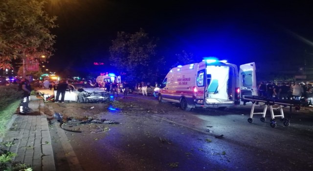 İzmirde polis aracı ile otomobil çarpıştı: 1 şehit, 1i polis 4 yaralı
