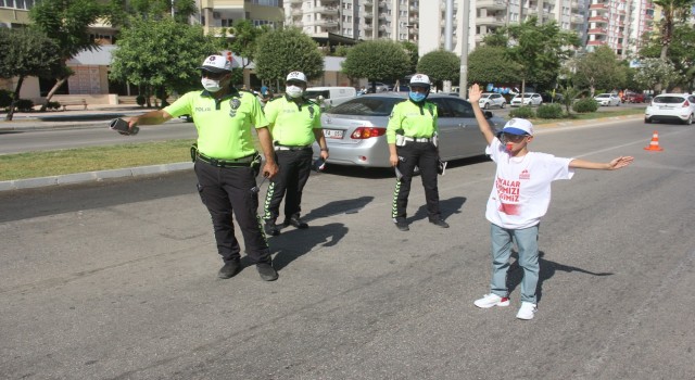 Kadın sürücünün kızdığı çocuk trafik polisiyle uygulama yaptı