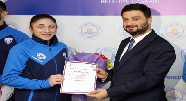 Kağıthane Belediyesporlu milli sporcular Türkiyeye 2 olimpiyat madalyası kazandırdı