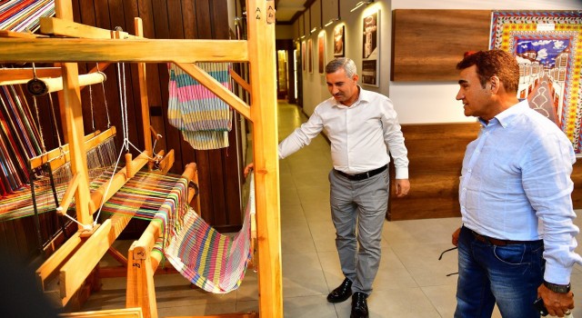 Malatyalı Türk Halk Müziği sanatçısı Selahattin Alpay, Tekstil Müzesini gezdi