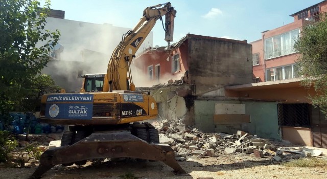 Akdenizde metruk binaların yıkımı devam ediyor
