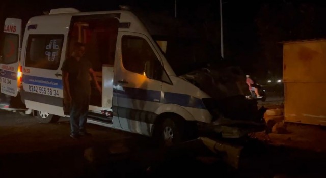 Alanyada ambulansla hafif ticari araç çarpıştı: 1 yaralı