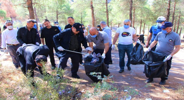 Amasya Belediyesi çalışanlarından Dünya Temizlik Gününde seferberlik