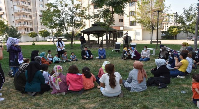 Başkan Beyoğlu çimlerin üzerinde bağdaş kurup kadınların taleplerini dinledi