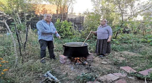 Belediye Başkanı eşiyle birlikte aşkla pekmez kaynattı