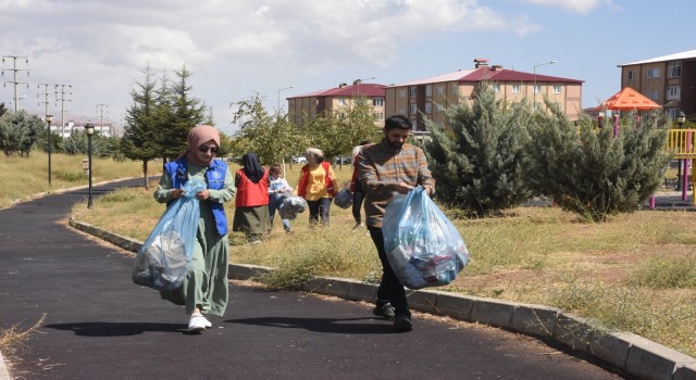 Bitliste gönüllüler çöp topladı