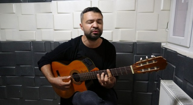 Blok flütle müziğe başlayan torna tesviye işçisi ikinci şarkısını çıkardı