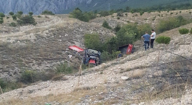 Çorumda traktör devrildi: 2 ölü
