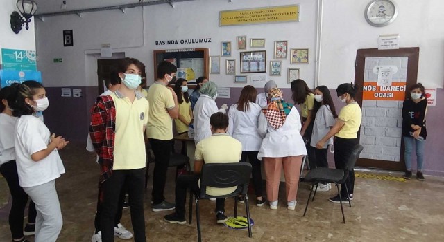 Diyarbakırda öğrenciler aşı olmak için sıraya girdi