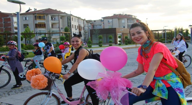 Elazığda Süslü Kadınlar Otomobilsiz Kentler Günü için pedal çevirdi