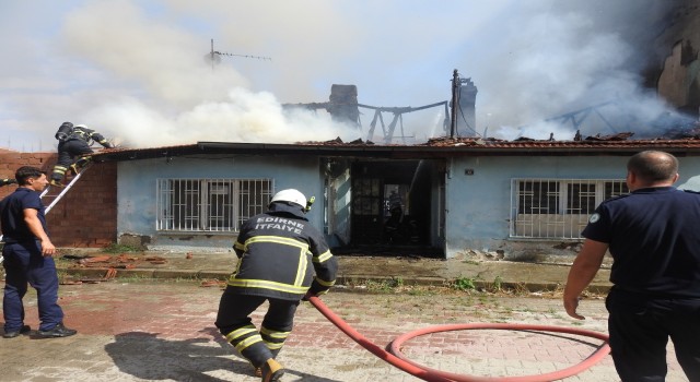 Engelli vatandaşın evi yangında küle döndü