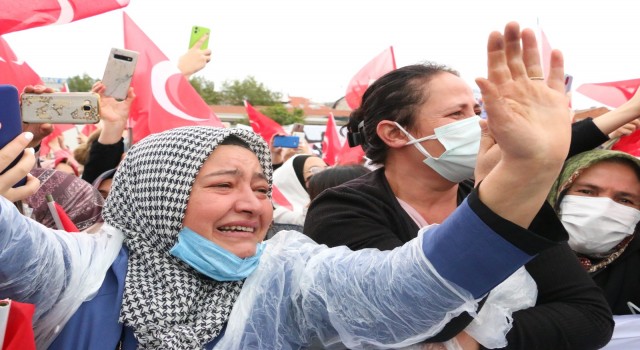 Erdoğanı gören vatandaş gözyaşları