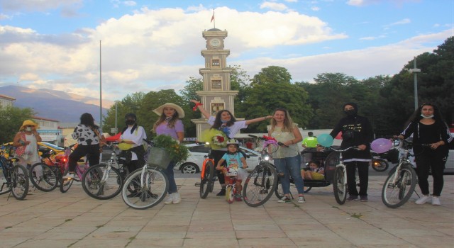 Erzincanda Süslü Kadınlar Bisiklet Turu düzenlendi