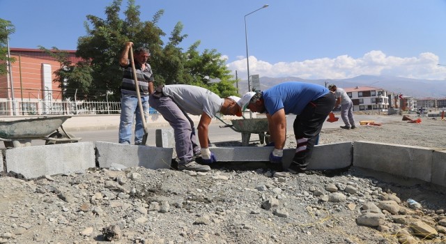 Erzincanda yol ve kaldırım çalışmaları devam ediyor