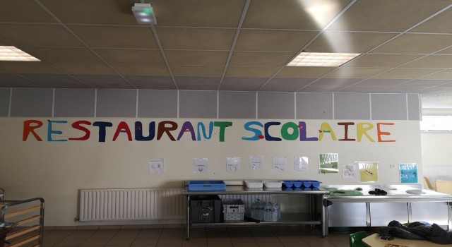 Fransada yemekhane ücreti ödenmeyen 7 yaşındaki çocuk zabıtayla eve gönderildi