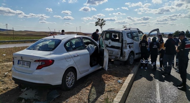 Hafif ticari araçla otomobil çarpıştı: 1 ölü, 2 yaralı