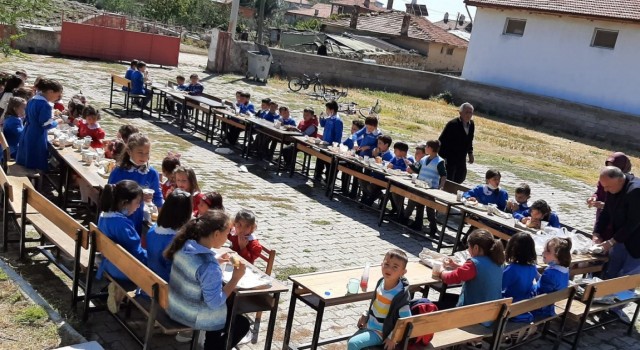 Hallaç köyünde miniklerin okula alışmaları için piknik düzenledi