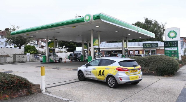 İngilterede benzin krizi: Nakliye aracı sürücüleri petrol istasyonlarına akın etti