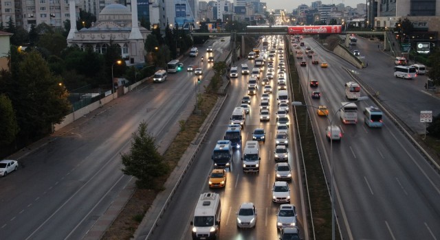 İstanbulda haftanın ilk iş gününde trafik yoğunluğu