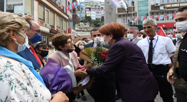 İYİ Parti Genel Başkanı Meral Akşener, Artvinde esnafı ziyaret etti