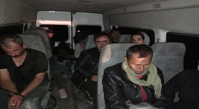 Kaçak mülteci taşıyan kamyonet devrildi: 2 yaralı