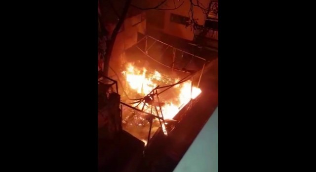 Kadıköyde 3 katlı restoran alev alev yandı