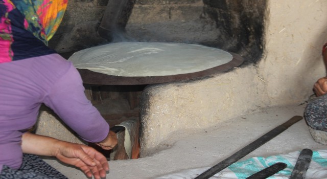 Kadınlar imece usulü ile kışlık ekmek yapıyor