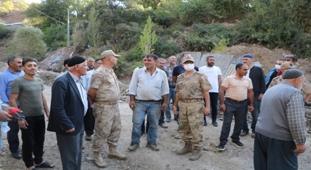 Komutanlar, ahırı yanan güvenlik korucusuyla bir araya geldi
