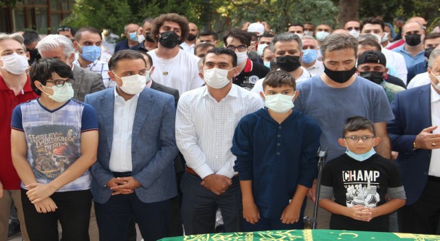 Korona virüse yenilen doktor son yolculuğuna uğurlandı