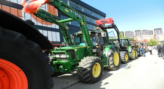 Kosovada çiftçilerden traktörlü protesto
