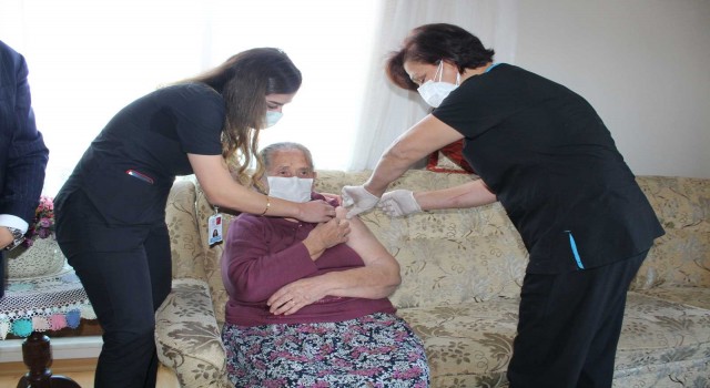 Maltepede 65 yaş üstü vatandaşlar aşı olmaları için evlerinde ziyaret ediliyor