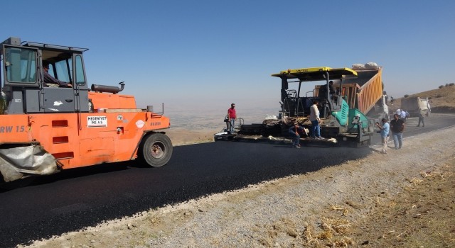 Muşta 2 bin 850 rakımdaki köy yolları sıcak asfaltla kaplandı
