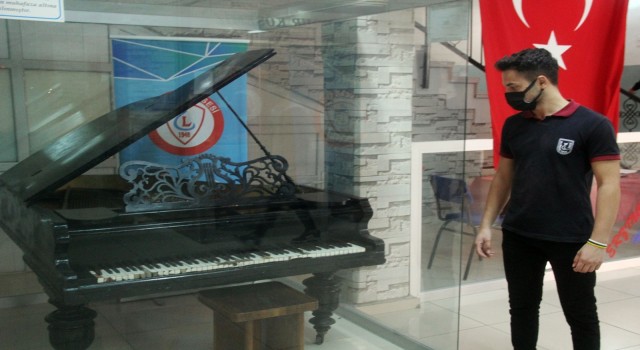 (Özel) Atatürke hediye edilen piyanoya, Erzincan Lisesi ev sahipliği yapıyor