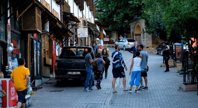 (Özel) Dünya Geçici Miras Listesine alınan Kemaliye, yaz aylarında ilçe nüfusunun 10 katı ziyaretçi ağırlıyor