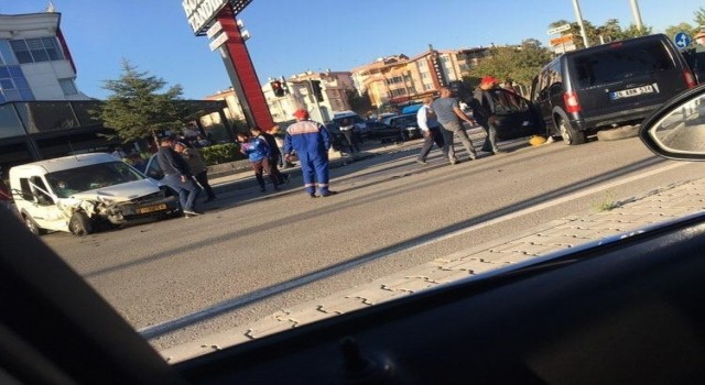 Polatlıda iki ticari araç kafa kafaya çarpıştı: 4 yaralı